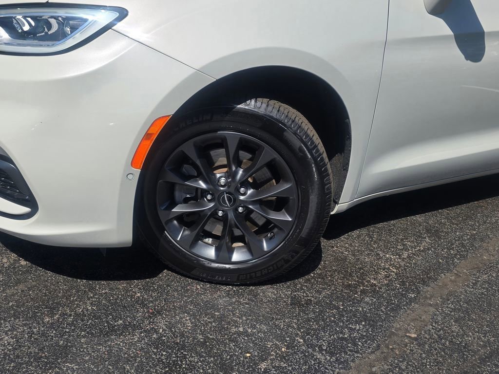 Used 2021 Chrysler Pacifica Touring-L w/ Premium & Safety Sphere Group AWD/4WD image 2