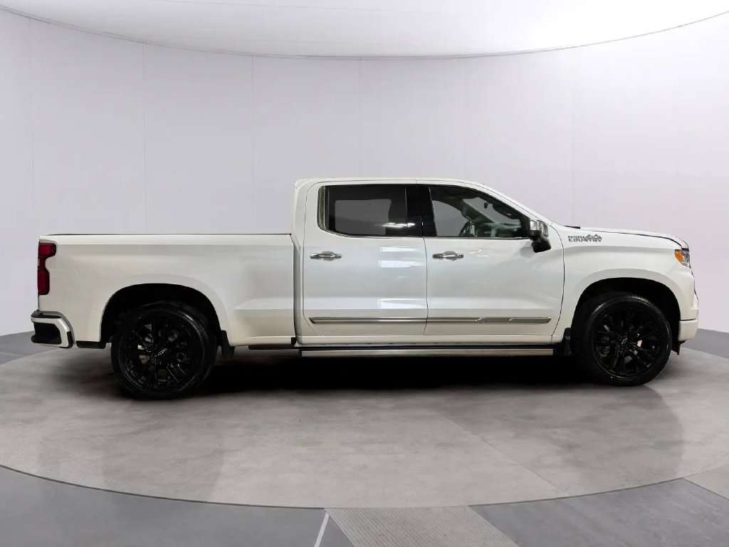 Used 2023 Chevrolet Silverado 1500 High Country w/ Technology Package AWD/4WD image 2