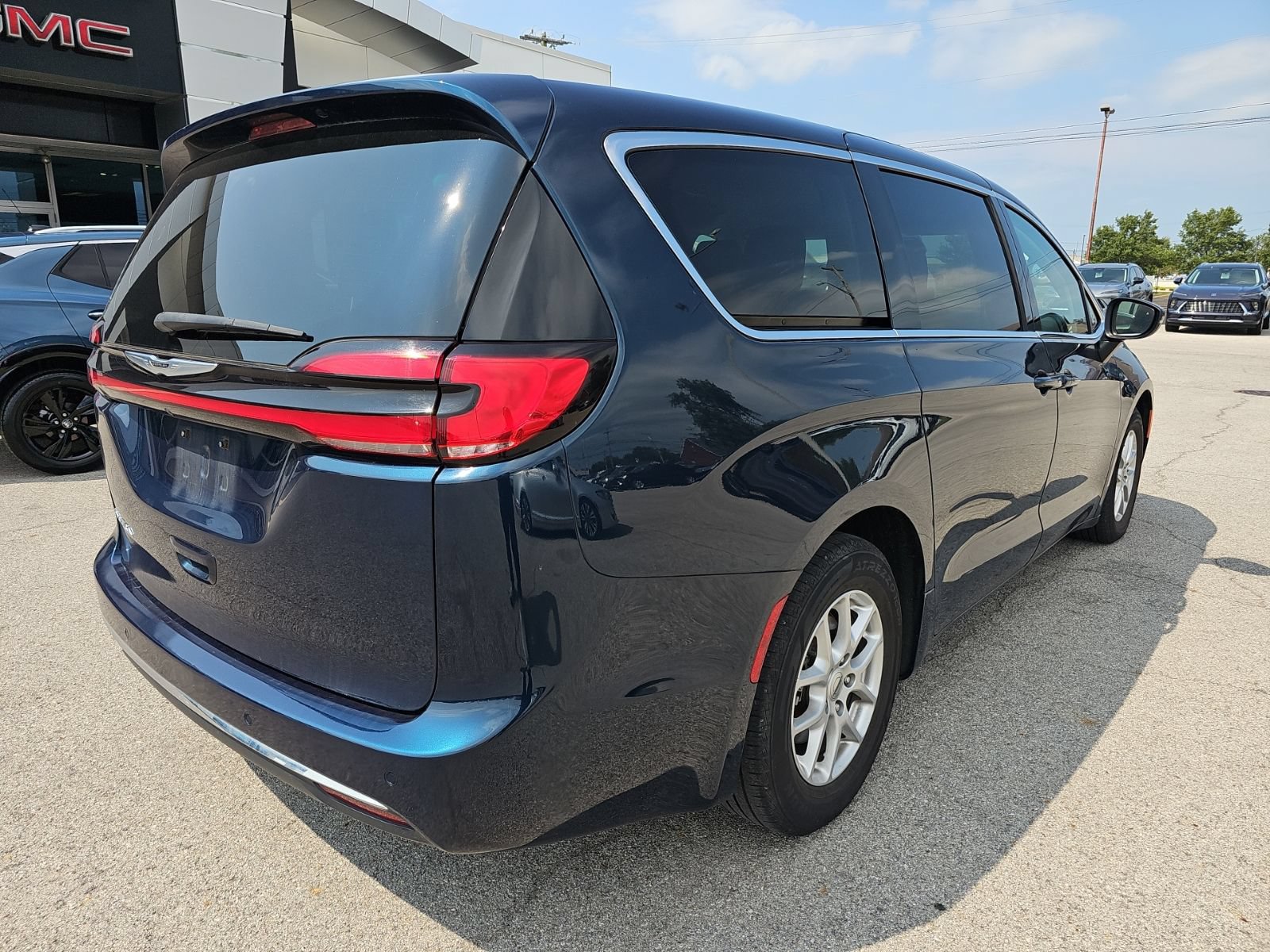 Used 2023 Chrysler Pacifica Touring-L FWD image 5