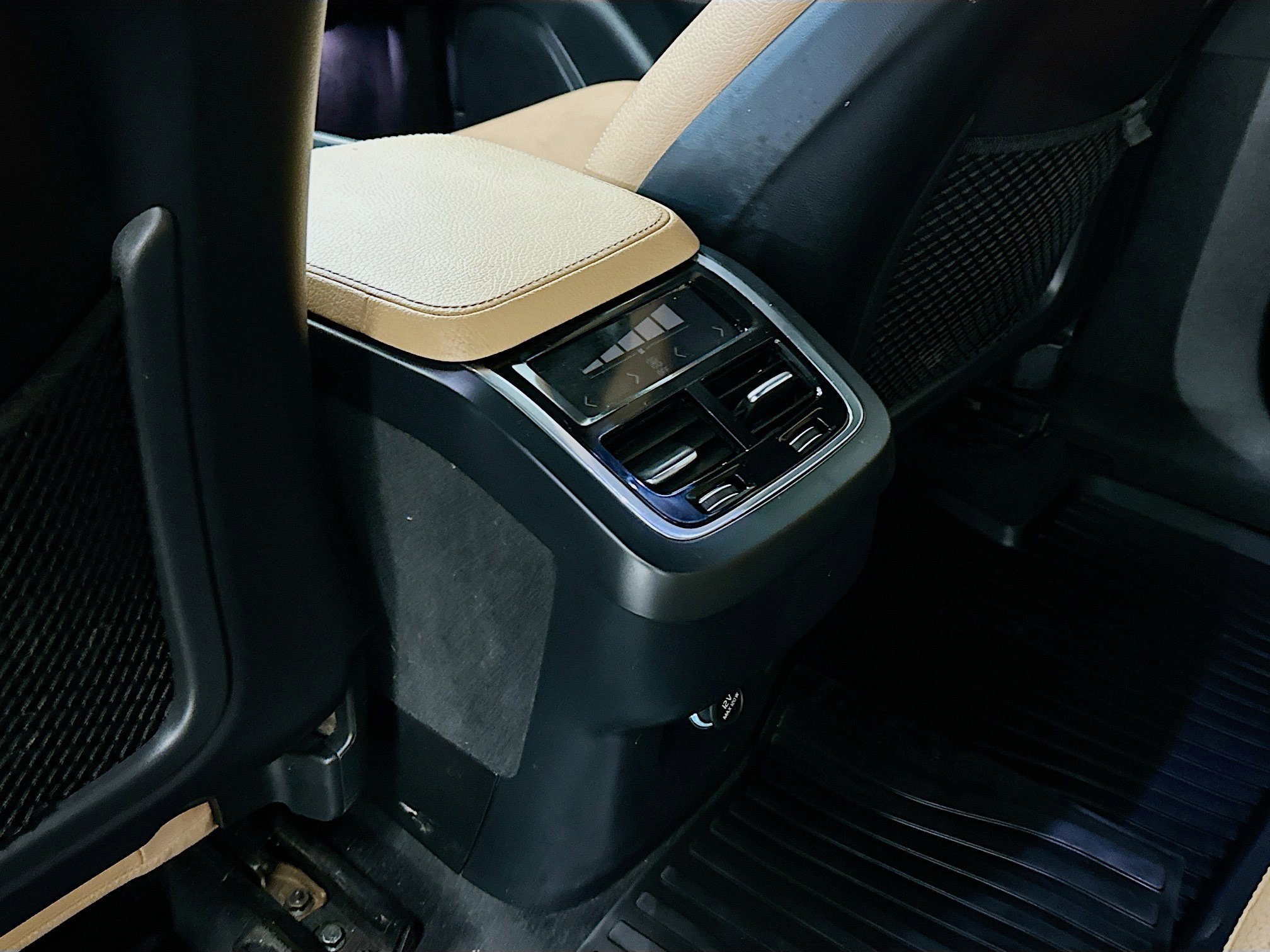 Used 2017 Volvo XC90 T6 Momentum w/ Vision Package image 29