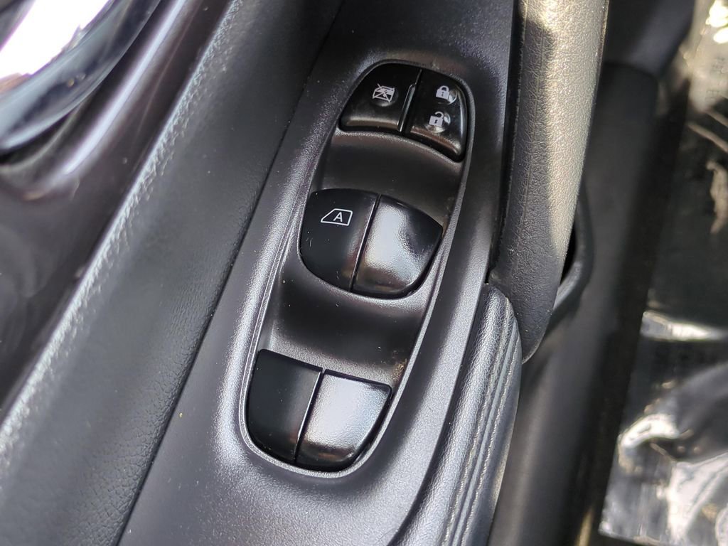 Used 2018 Nissan Rogue SV image 21