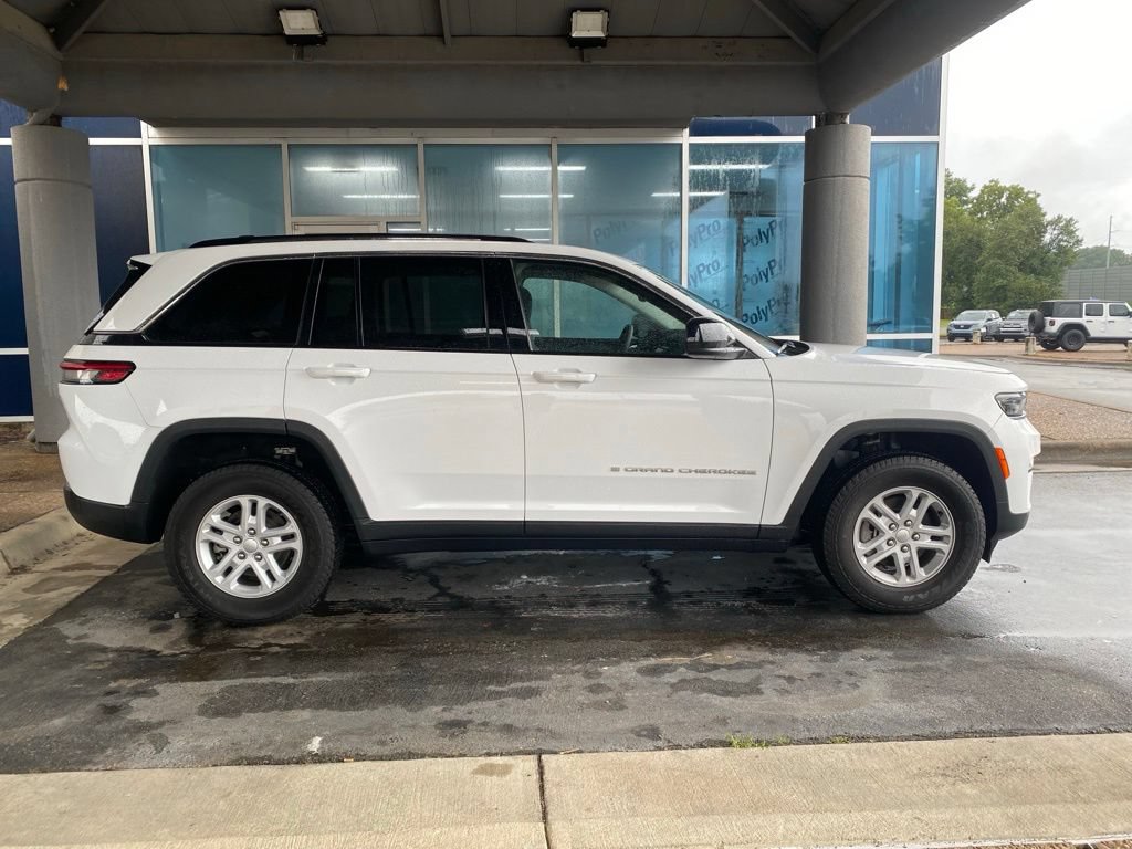 Used 2023 Jeep Grand Cherokee Laredo RWD image 8