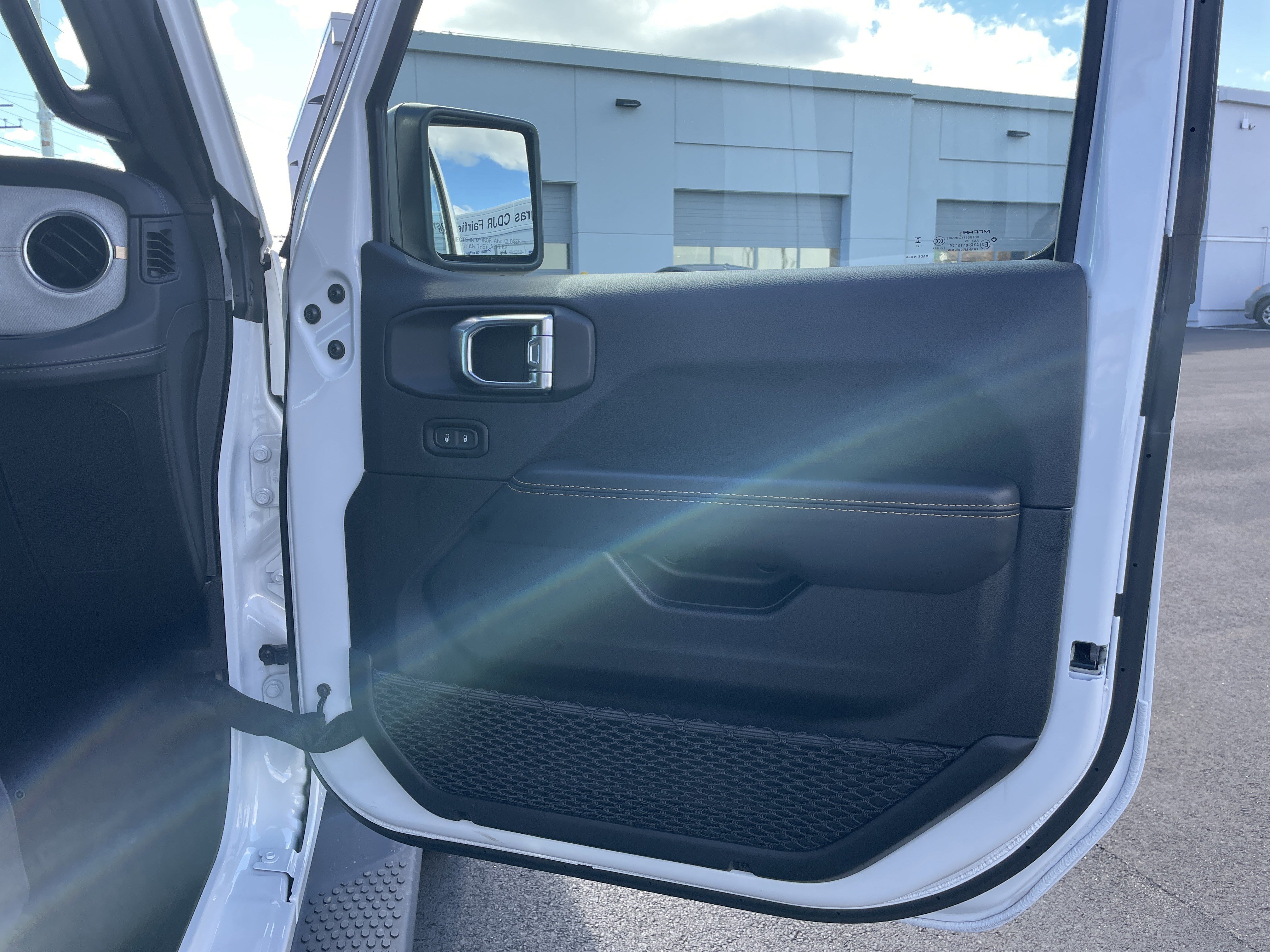 Used 2025 Jeep Wrangler Sahara image 9