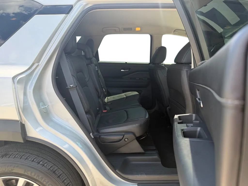 Used 2025 Nissan Pathfinder SL w/ Black Appearance Package AWD/4WD image 30