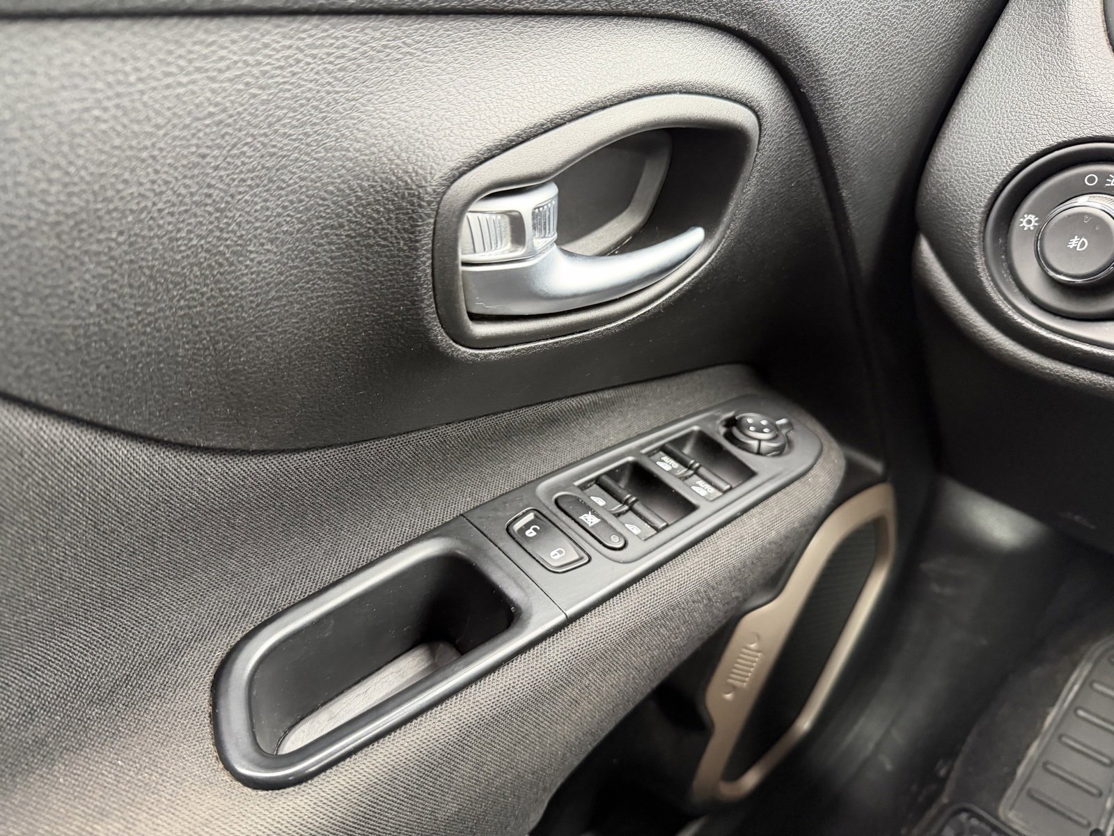 Used 2017 Jeep Renegade Latitude w/ Cold Weather Group image 21