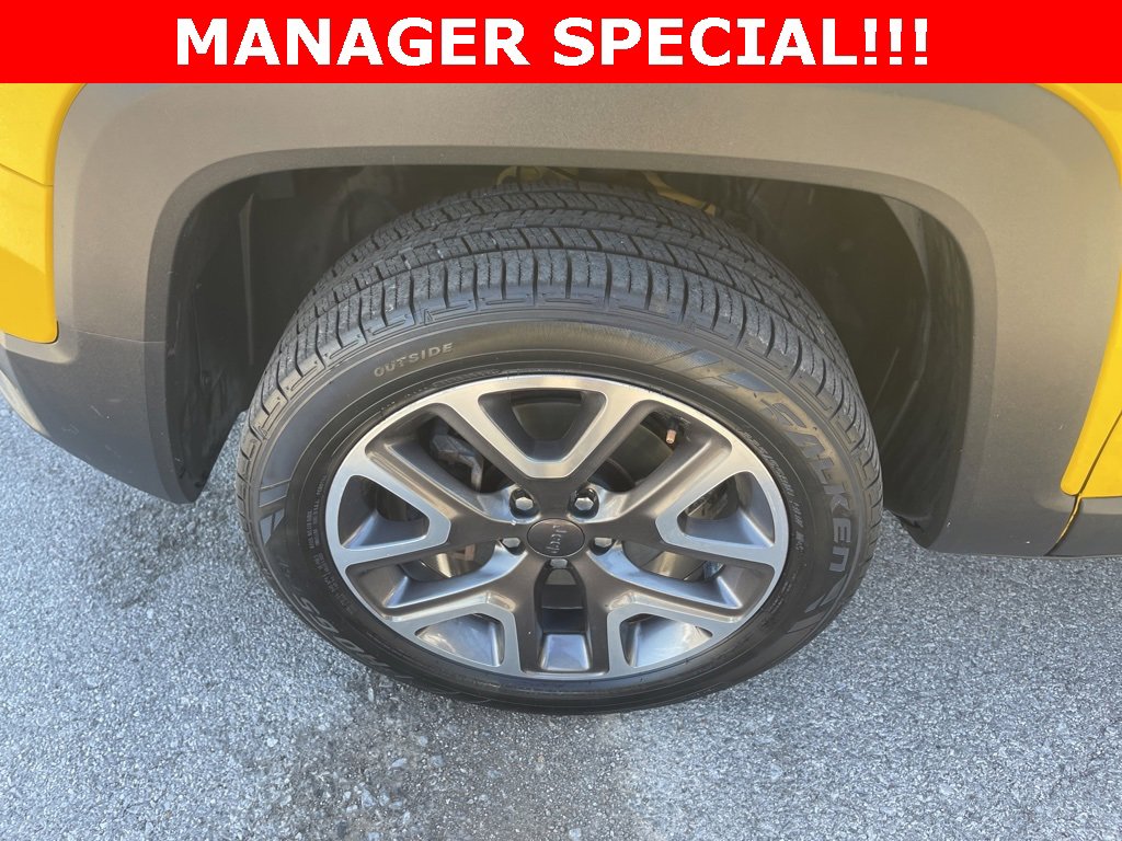 Used 2016 Jeep Renegade Latitude w/ Cold Weather Group image 9