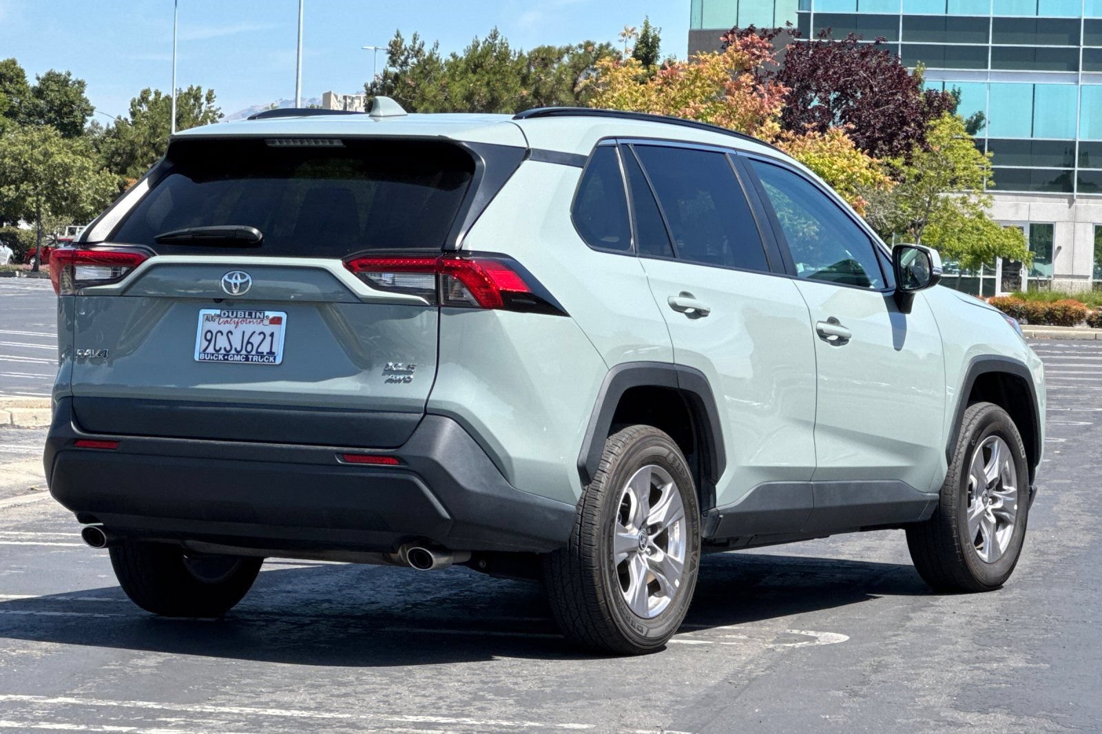 Used 2022 Toyota RAV4 XLE w/ Convenience Package AWD/4WD image 4