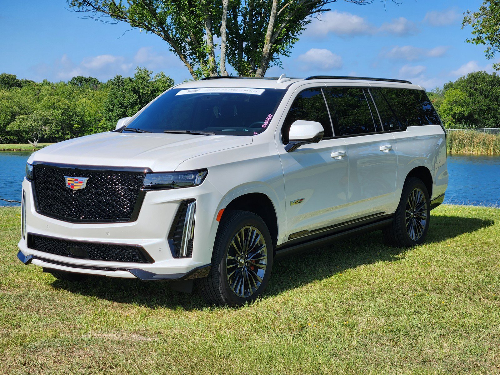 Certified 2023 Cadillac Escalade ESV V AWD/4WD image 2