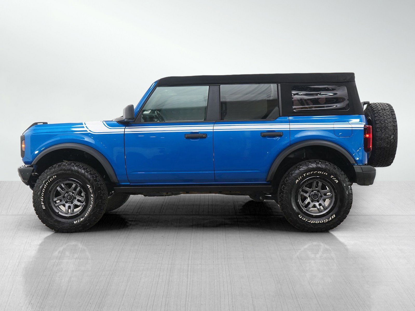 Used 2021 Ford Bronco Black Diamond image 2