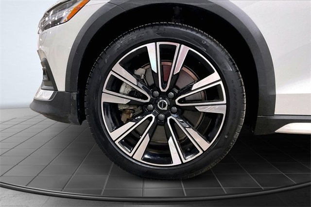 Certified 2024 Volvo V60 B5 Cross Country Ultimate w/ Protection Package Premier image 10
