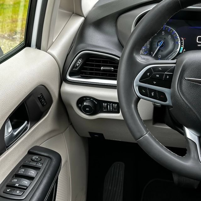 Used 2023 Chrysler Pacifica Touring-L FWD image 27