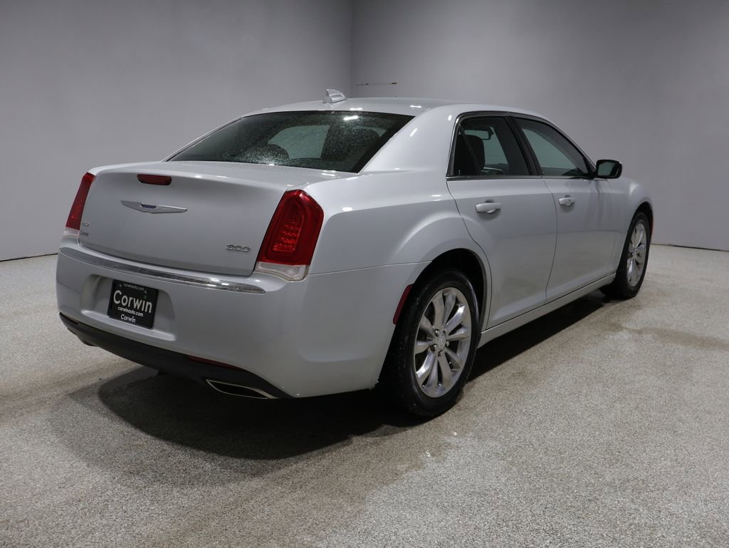 Used 2019 Chrysler 300 Touring image 2