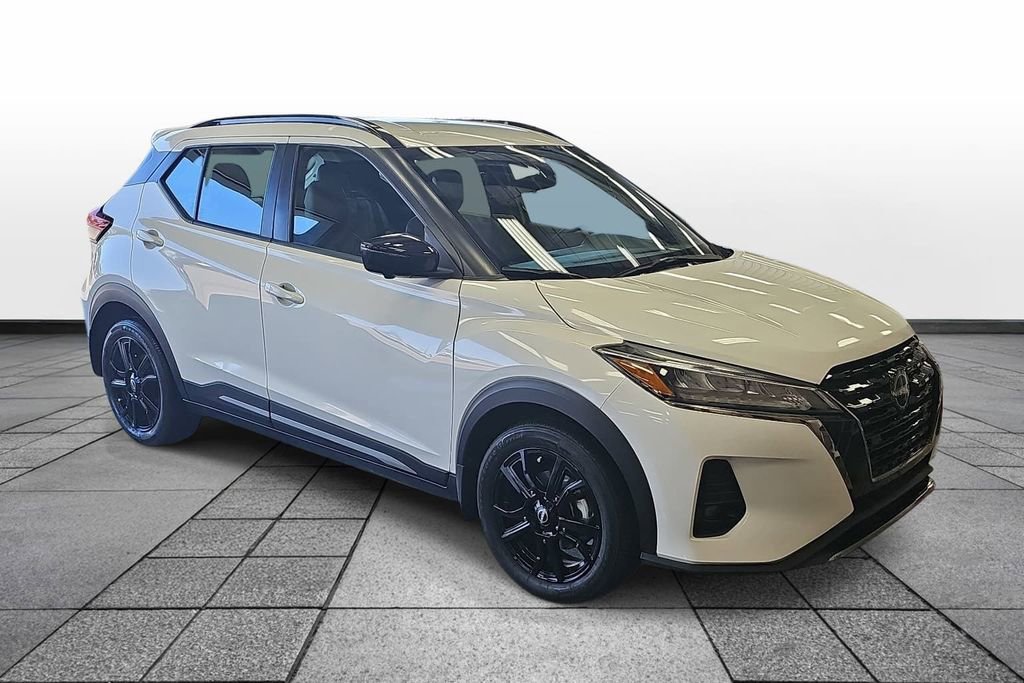 Used 2022 Nissan Kicks SR w/ Premium Package FWD image 2