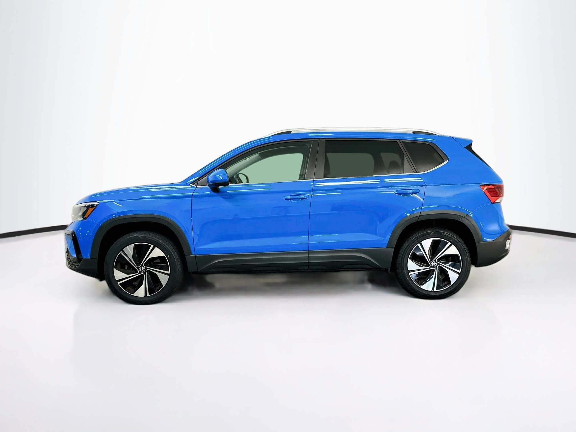 Used 2023 Volkswagen Taos SE w/ Panoramic Sunroof Package AWD/4WD image 4