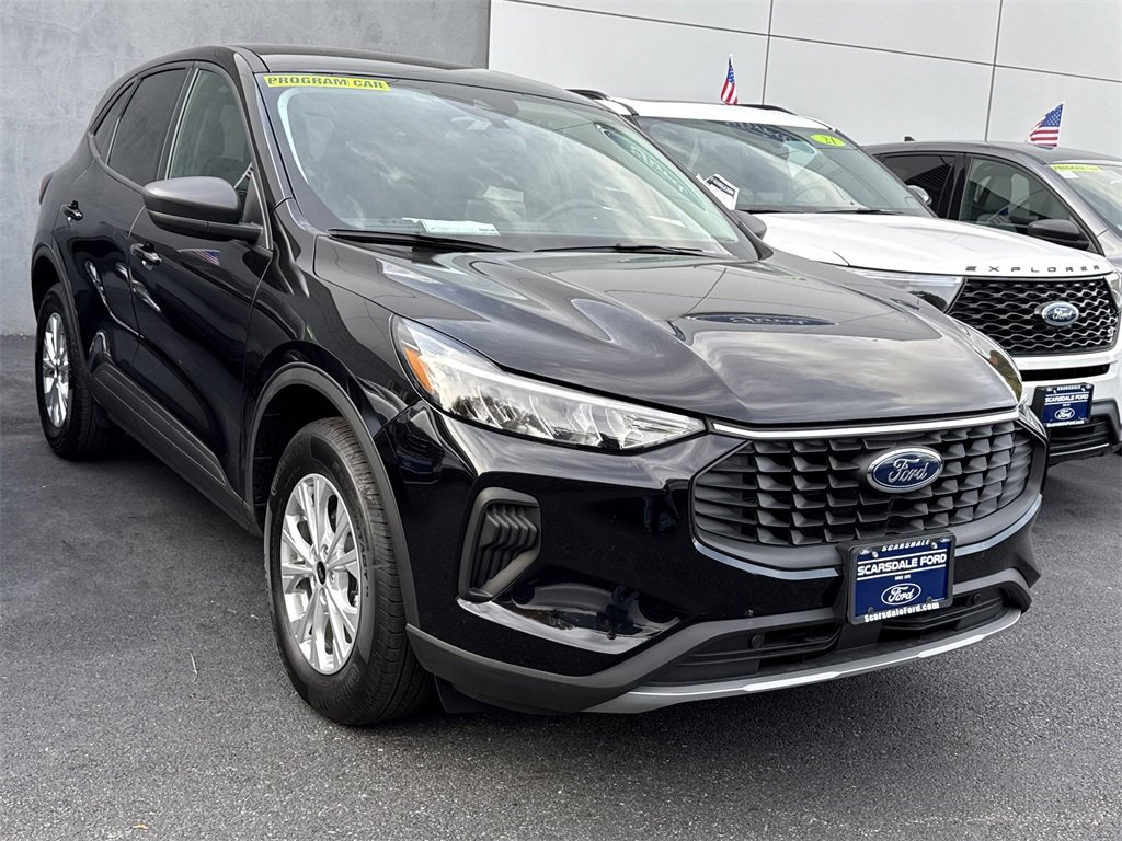 Used 2025 Ford Escape Active w/ Cold Weather Package image 1