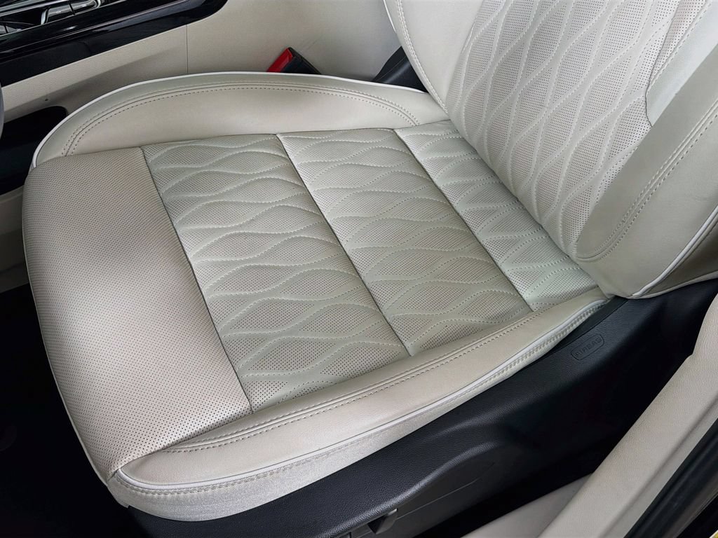 Used 2023 Buick Envision Avenir AWD/4WD image 20