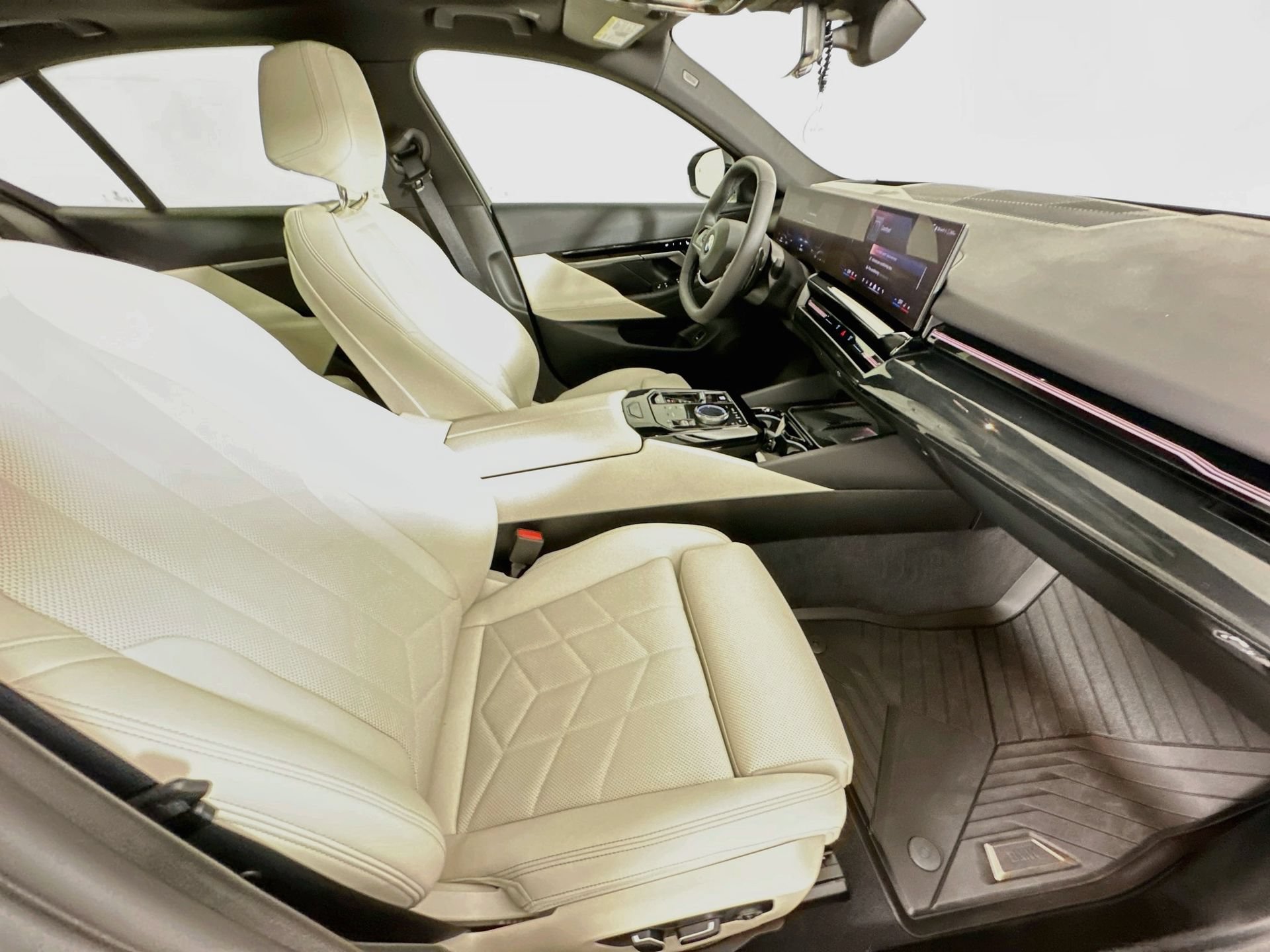 Used 2025 BMW 530i w/ Premium Package RWD image 30