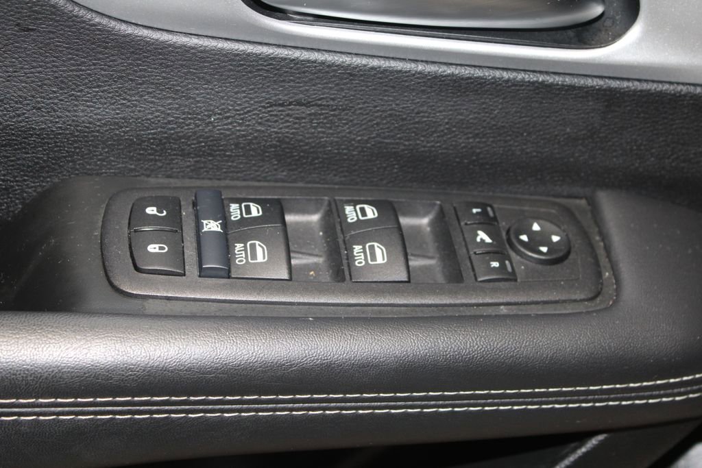 Used 2025 Chrysler Pacifica Limited FWD image 10