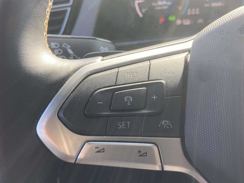 Used 2025 Volkswagen Atlas Cross Sport SE FWD image 24