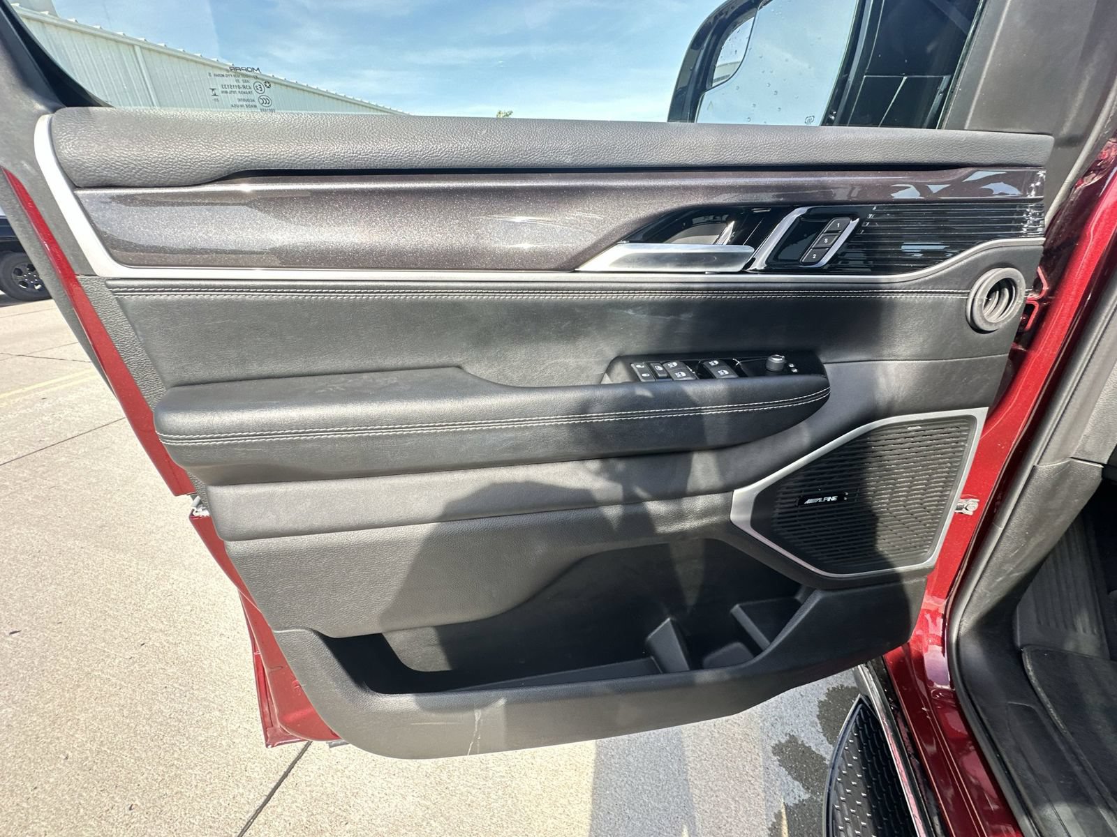 Used 2024 Jeep Wagoneer 4WD w/ Premium Group I image 23