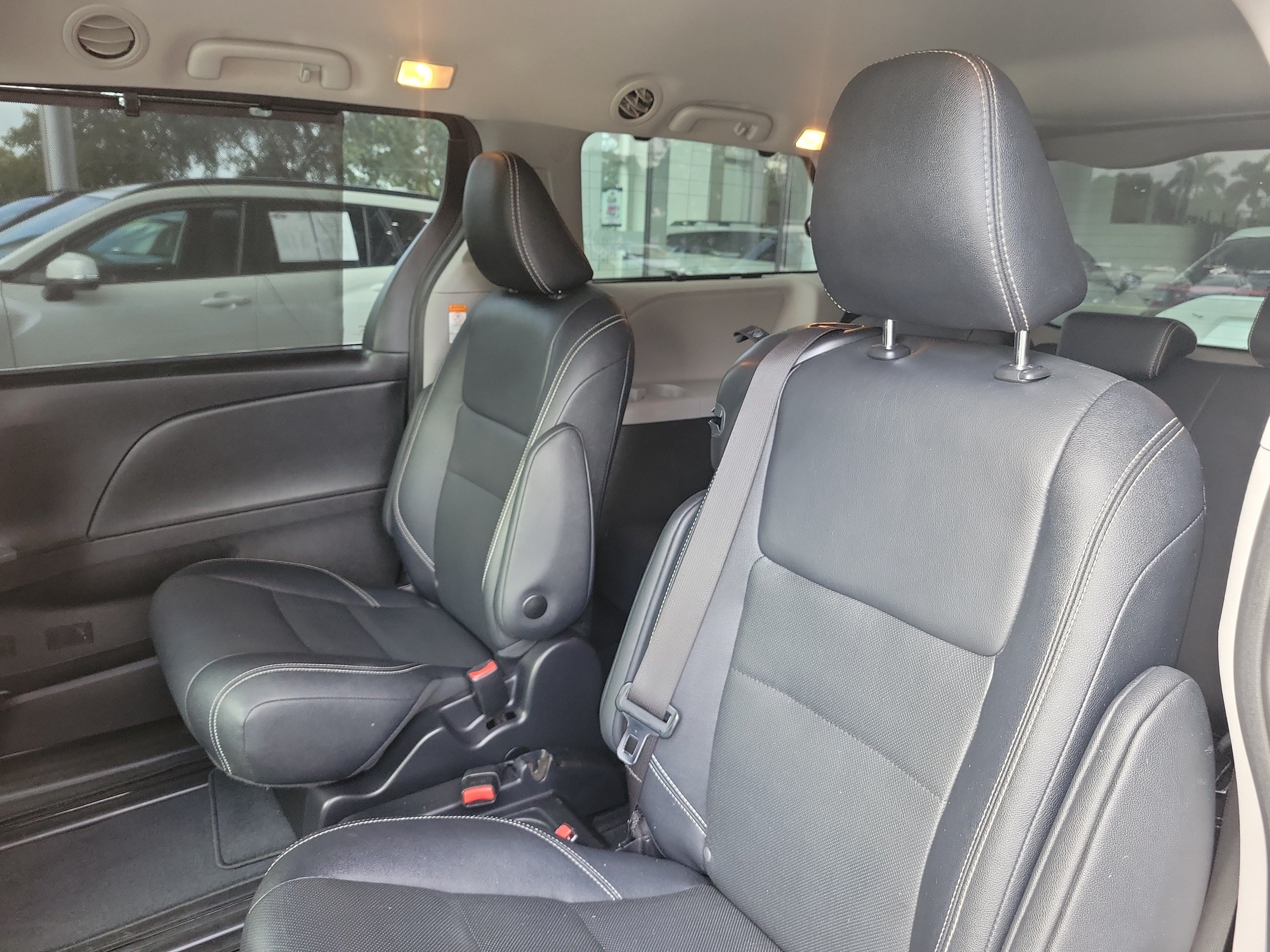 Used 2020 Toyota Sienna SE FWD image 15