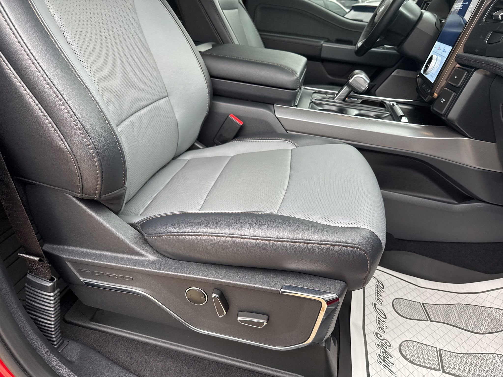 Used 2023 Ford F150 Lightning Lariat image 31