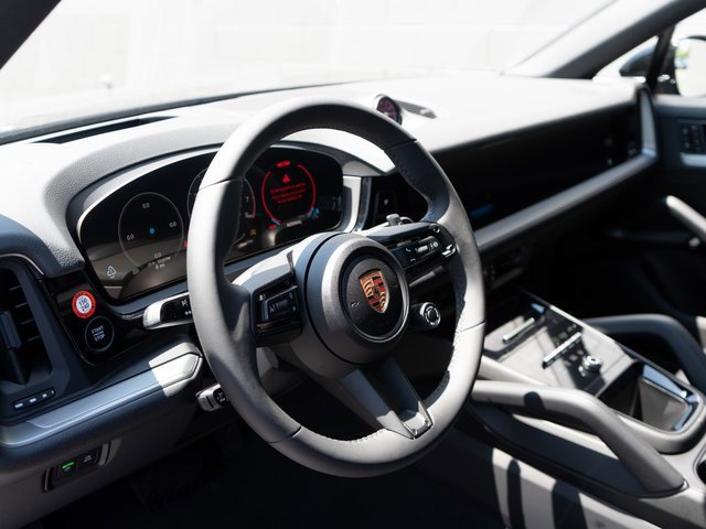New 2025 Porsche Cayenne Coupe image 4