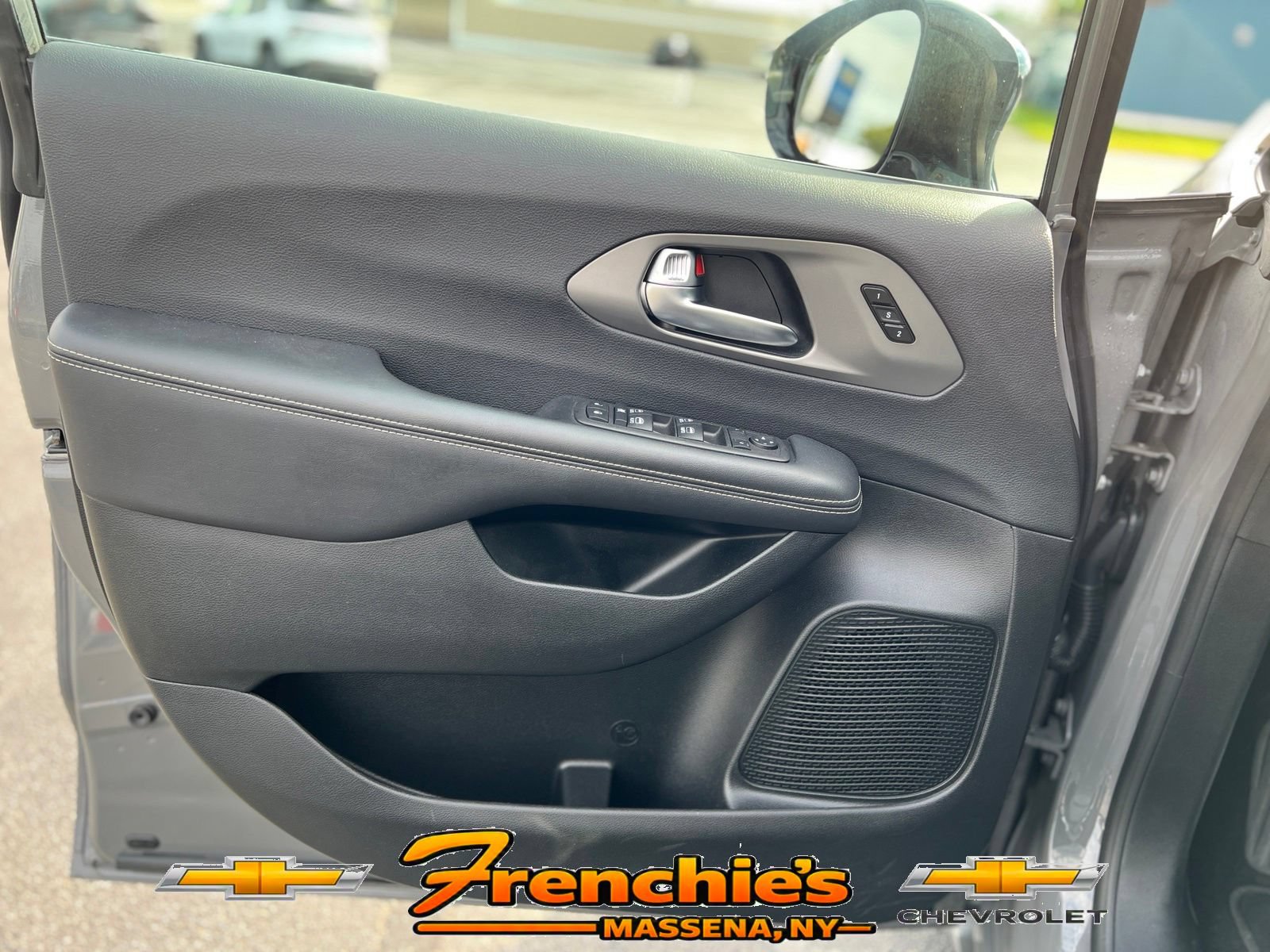 Used 2025 Chrysler Pacifica Select FWD image 16
