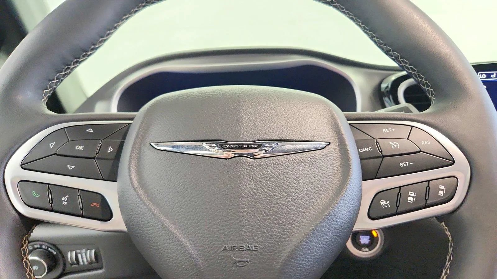 Used 2025 Chrysler Pacifica Select FWD image 18