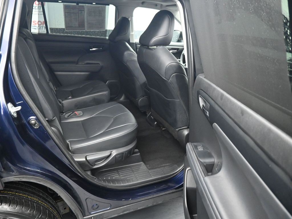 Used 2020 Toyota Highlander XLE image 11