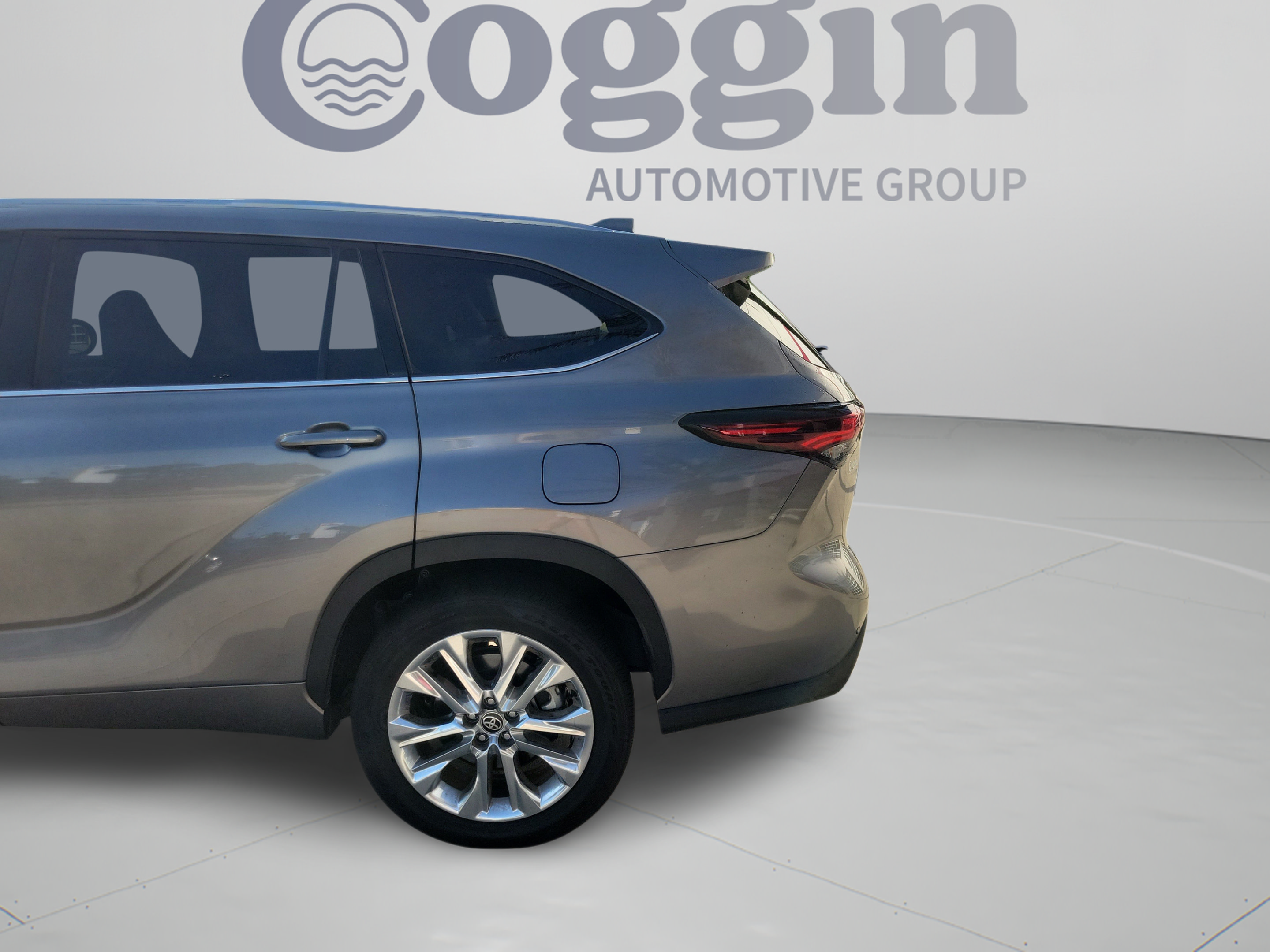 Certified 2025 Toyota Highlander Limited FWD image 34