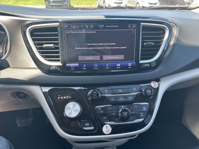 Used 2022 Chrysler Pacifica Touring-L FWD image 13