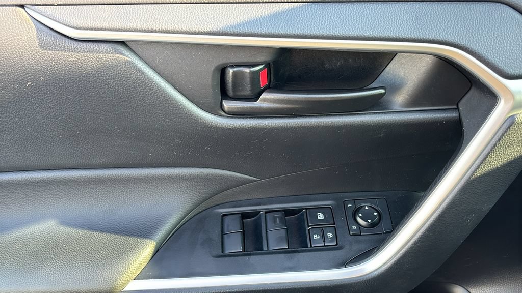 Used 2025 Toyota RAV4 LE AWD/4WD image 10