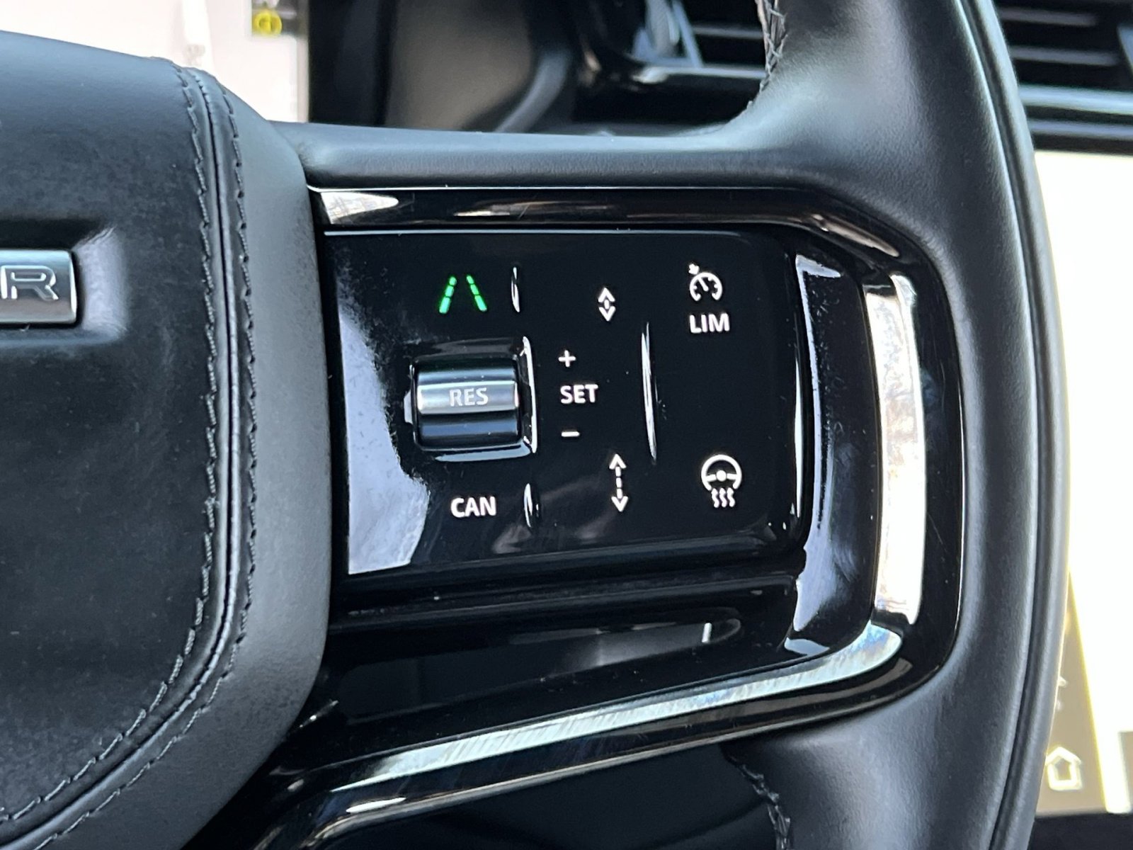 Used 2025 Land Rover Range Rover Velar Dynamic SE image 28