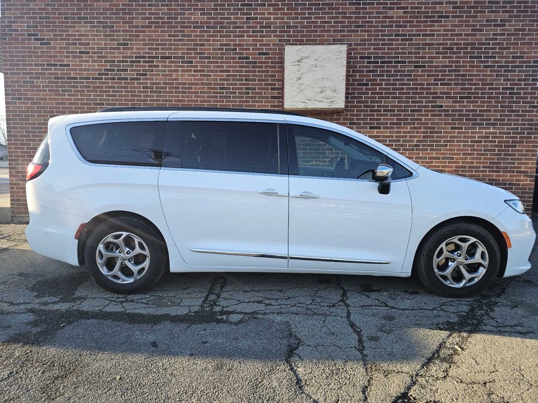 Used 2023 Chrysler Pacifica Limited w/ Uconnect Theater Family Group image 3
