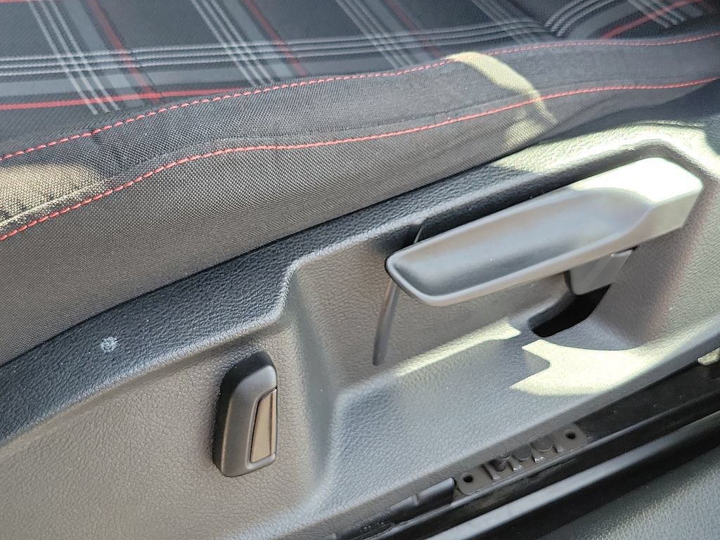 Used 2015 Volkswagen Golf 4-Door FWD image 17