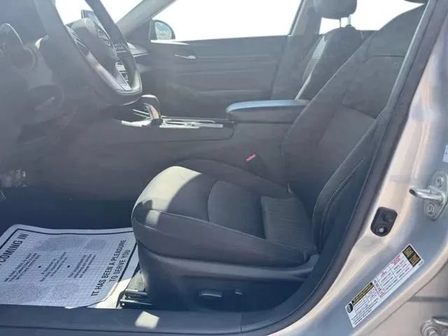 Used 2024 Nissan Altima 2.5 SV FWD image 9