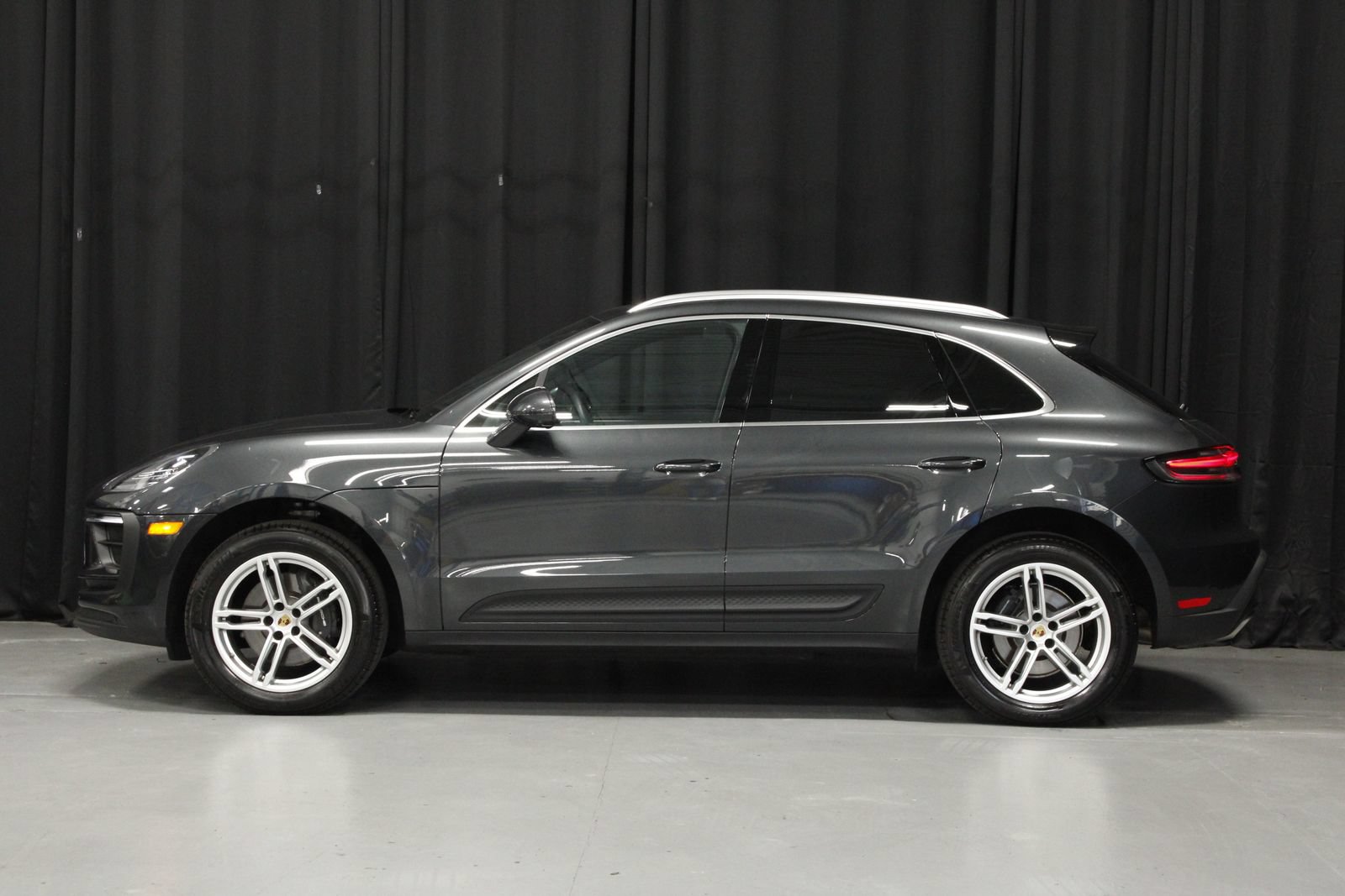 Certified 2025 Porsche Macan AWD/4WD image 2