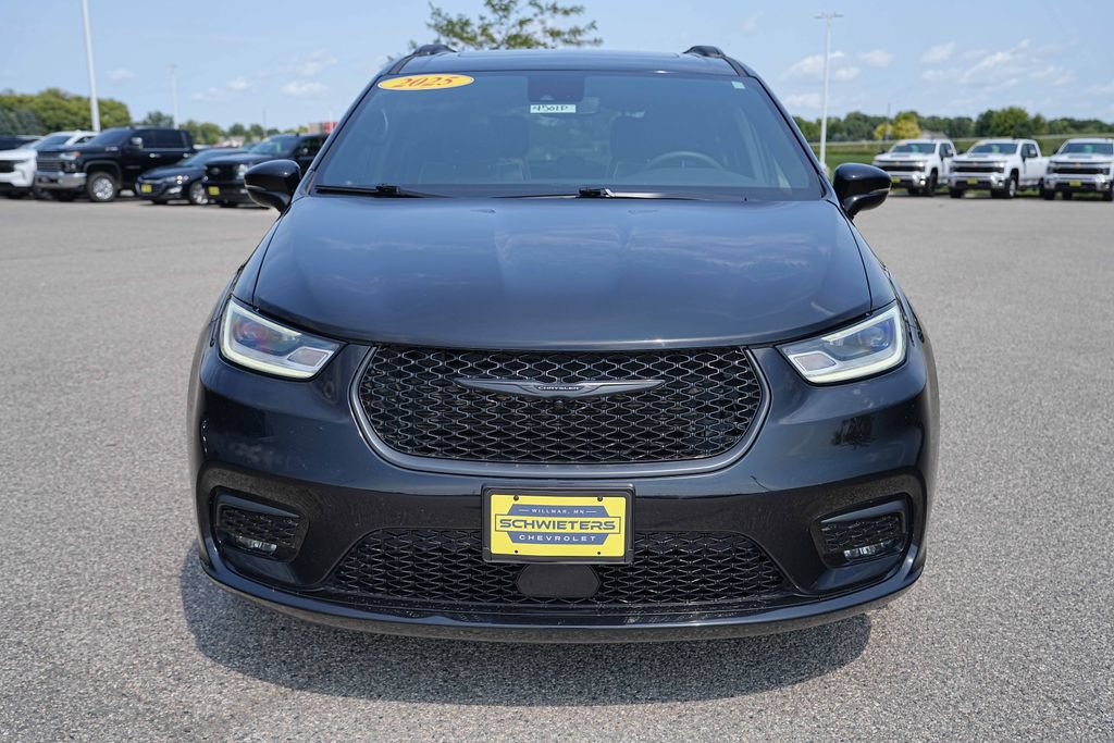 Used 2025 Chrysler Pacifica Limited FWD image 2