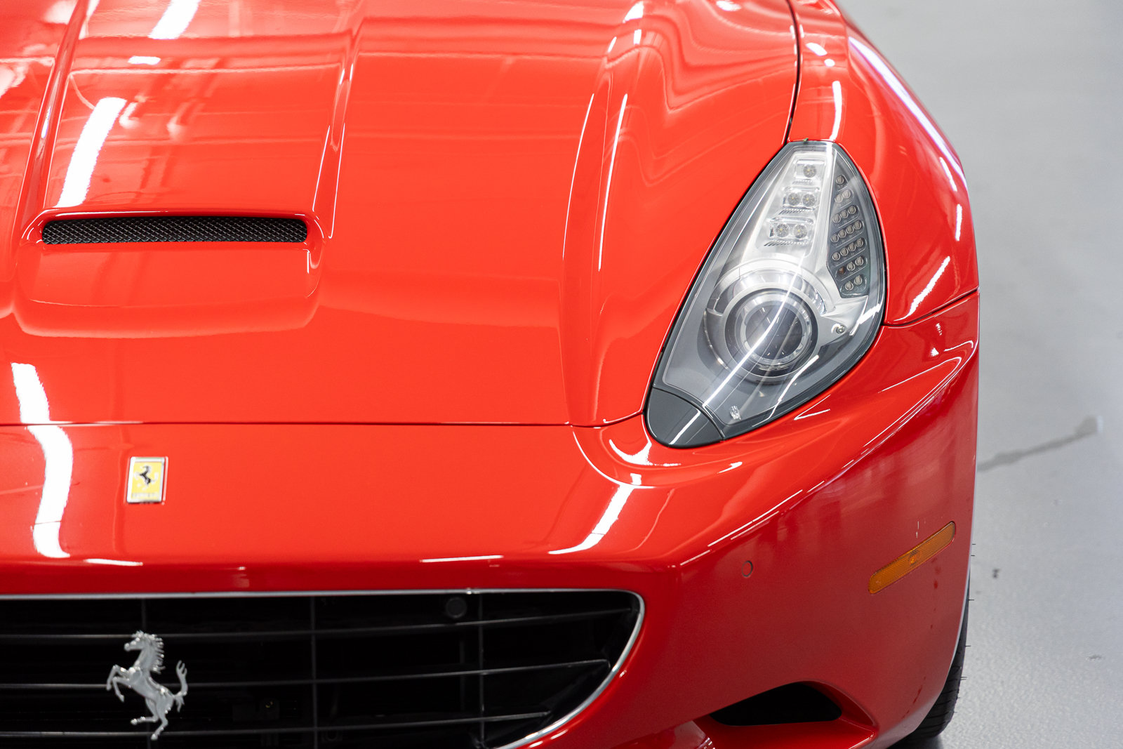 Used 2011 Ferrari California RWD image 21