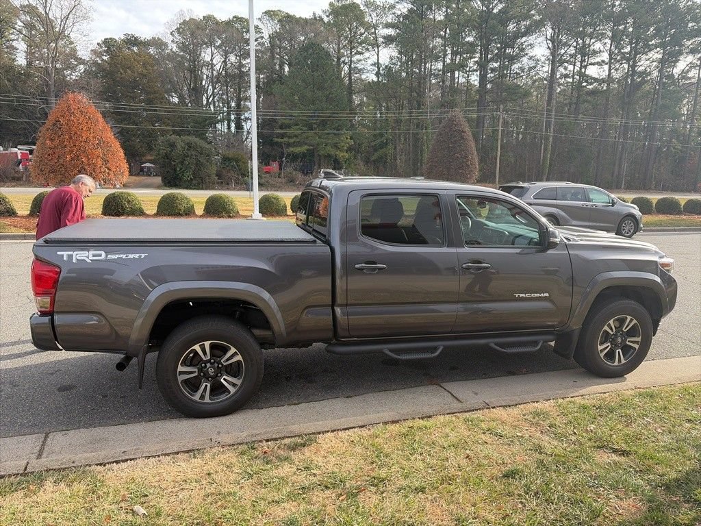Used 2016 Toyota Tacoma TRD Sport w/ Towing Package RWD image 9