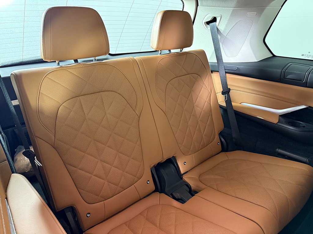 Used 2023 BMW X7 xDrive40i w/ Premium Package image 36