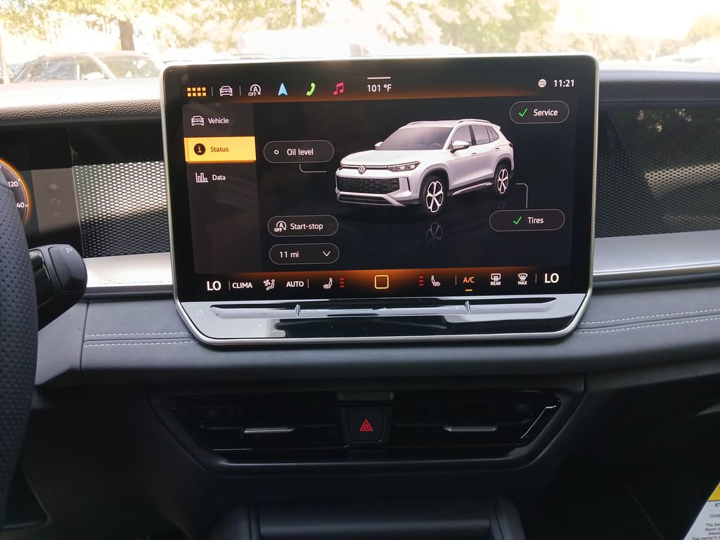 Used 2025 Volkswagen Tiguan SE R-Line image 18