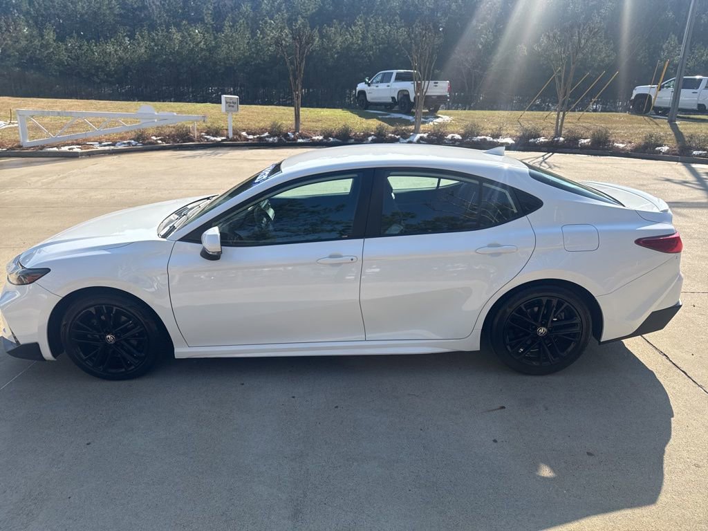 Used 2025 Toyota Camry SE image 5