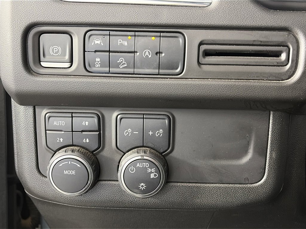 Used 2023 Chevrolet Suburban Premier image 25