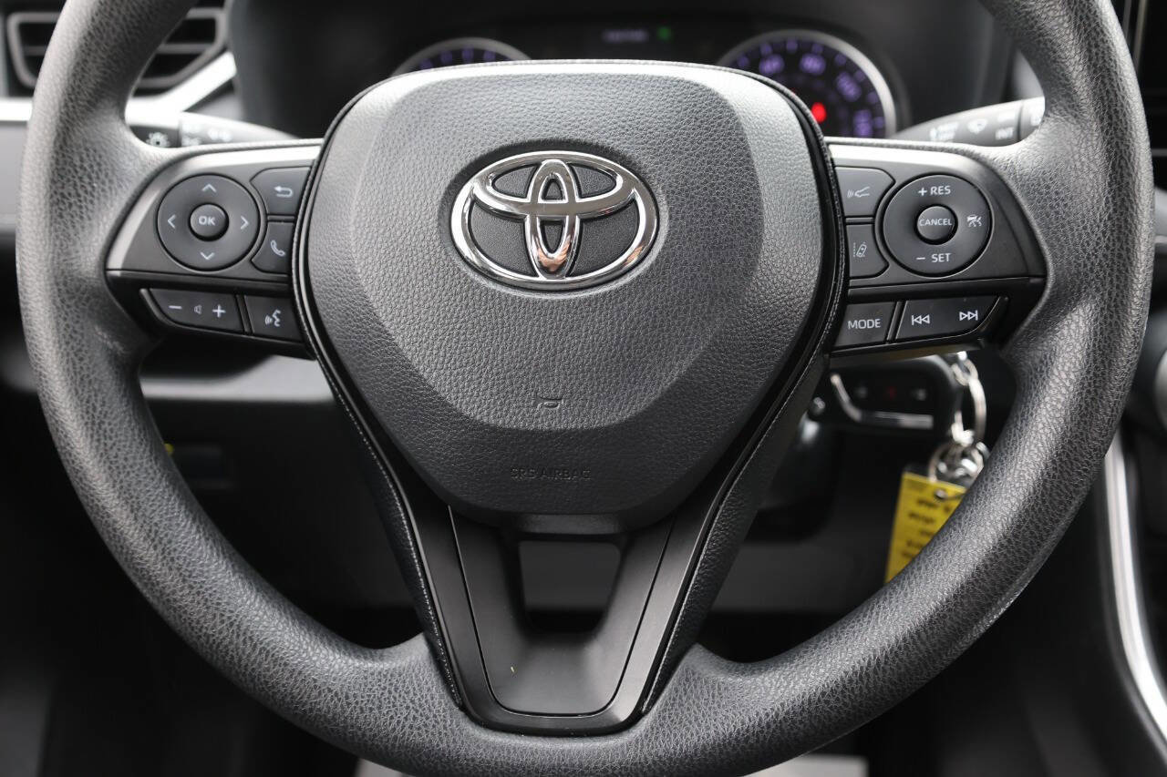 Used 2019 Toyota RAV4 LE AWD/4WD image 18