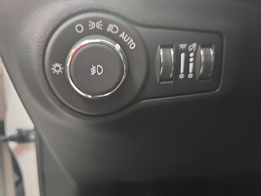 Used 2020 Jeep Compass Latitude w/ Cold Weather Group AWD/4WD image 14