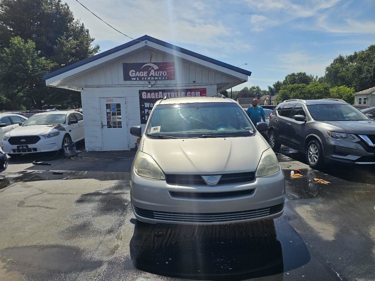 Used 2004 Toyota Sienna LE w/ LE Pkg 1 FWD image 2