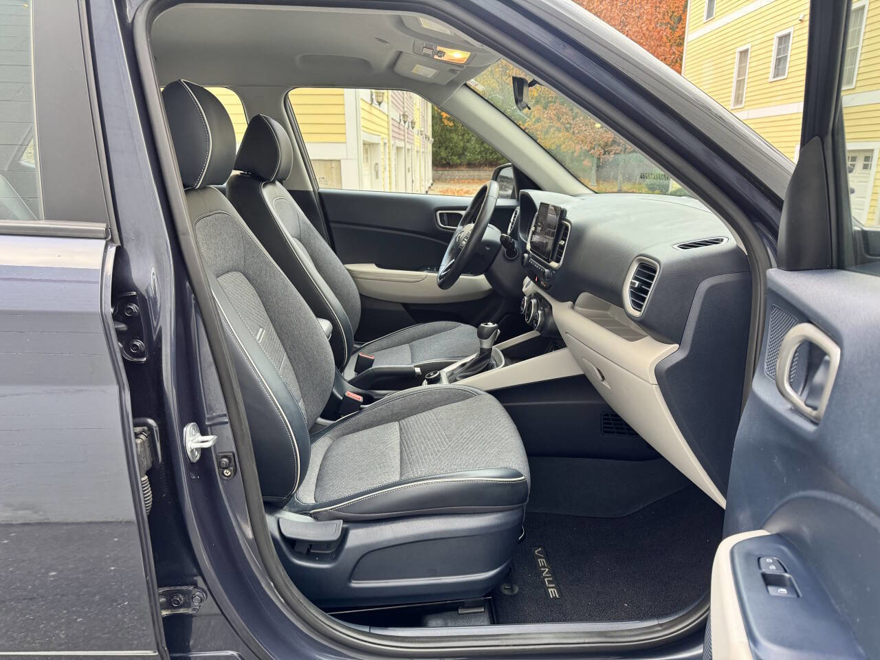 Used 2023 Hyundai Venue Limited w/ Cargo Package image 17