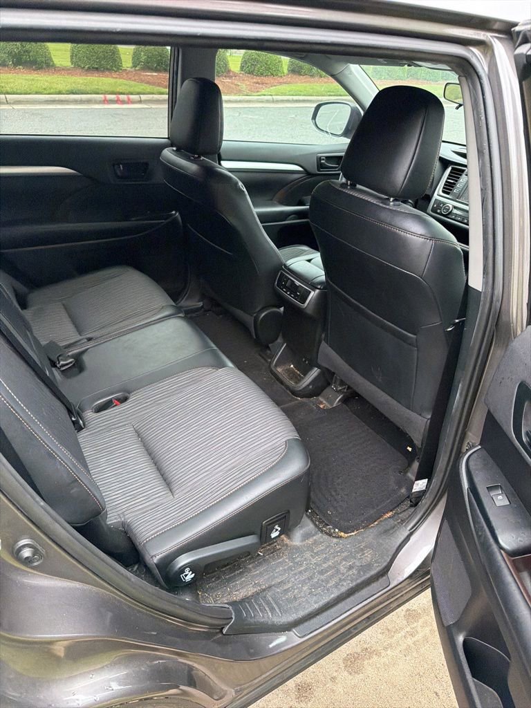 Used 2019 Toyota Highlander Plus FWD image 11